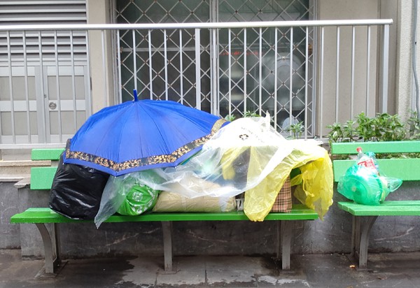 Rét cắt da cắt thịt, người nhà bệnh nhân co ro ngoài hành lang tìm cách trốn lạnh